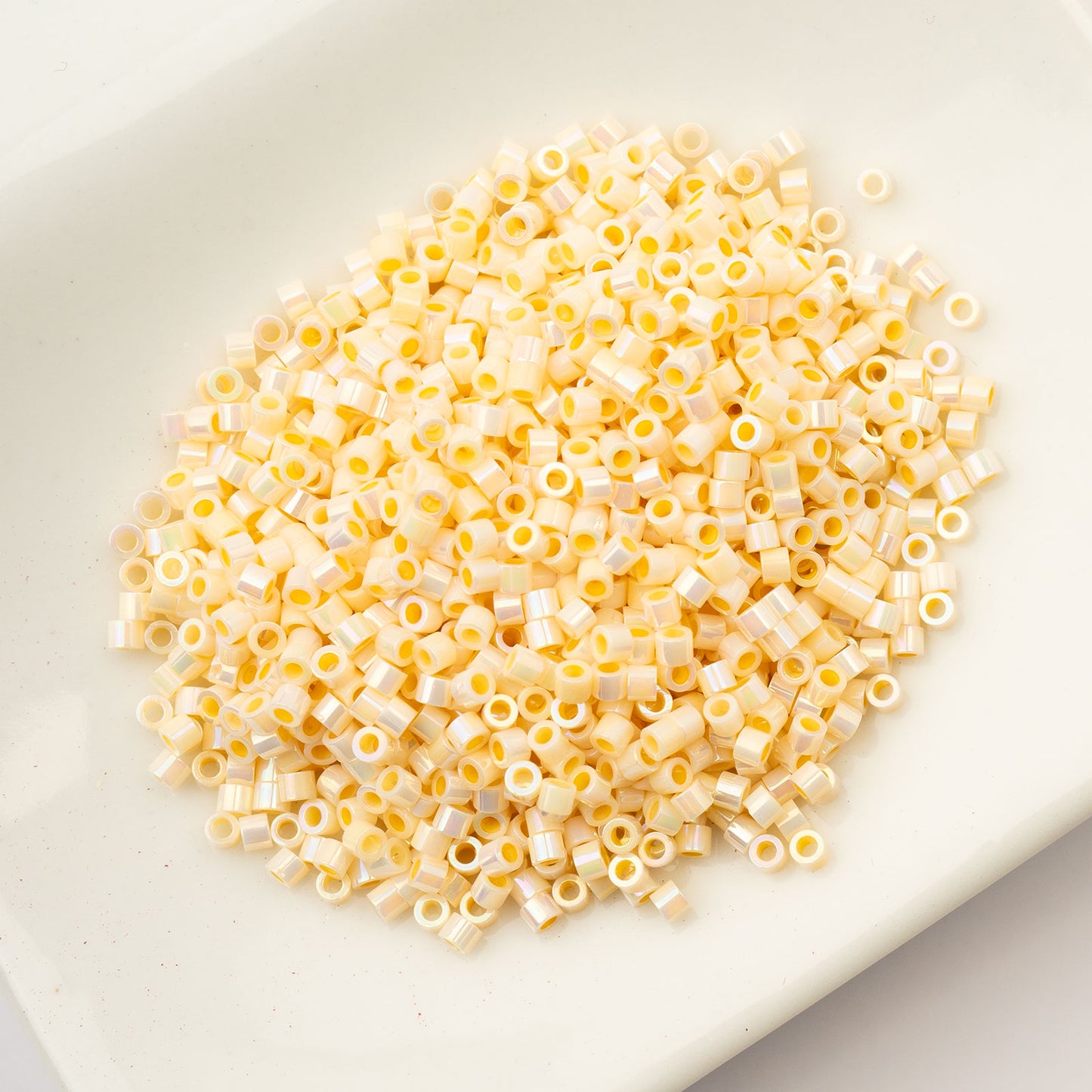 CYLIN BEAD 11/0 25G BAG CREAM AB