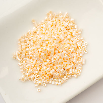 CYLIN BEAD 11/0 25G BAG LIGHT BEIGE GLAZED LUSTER