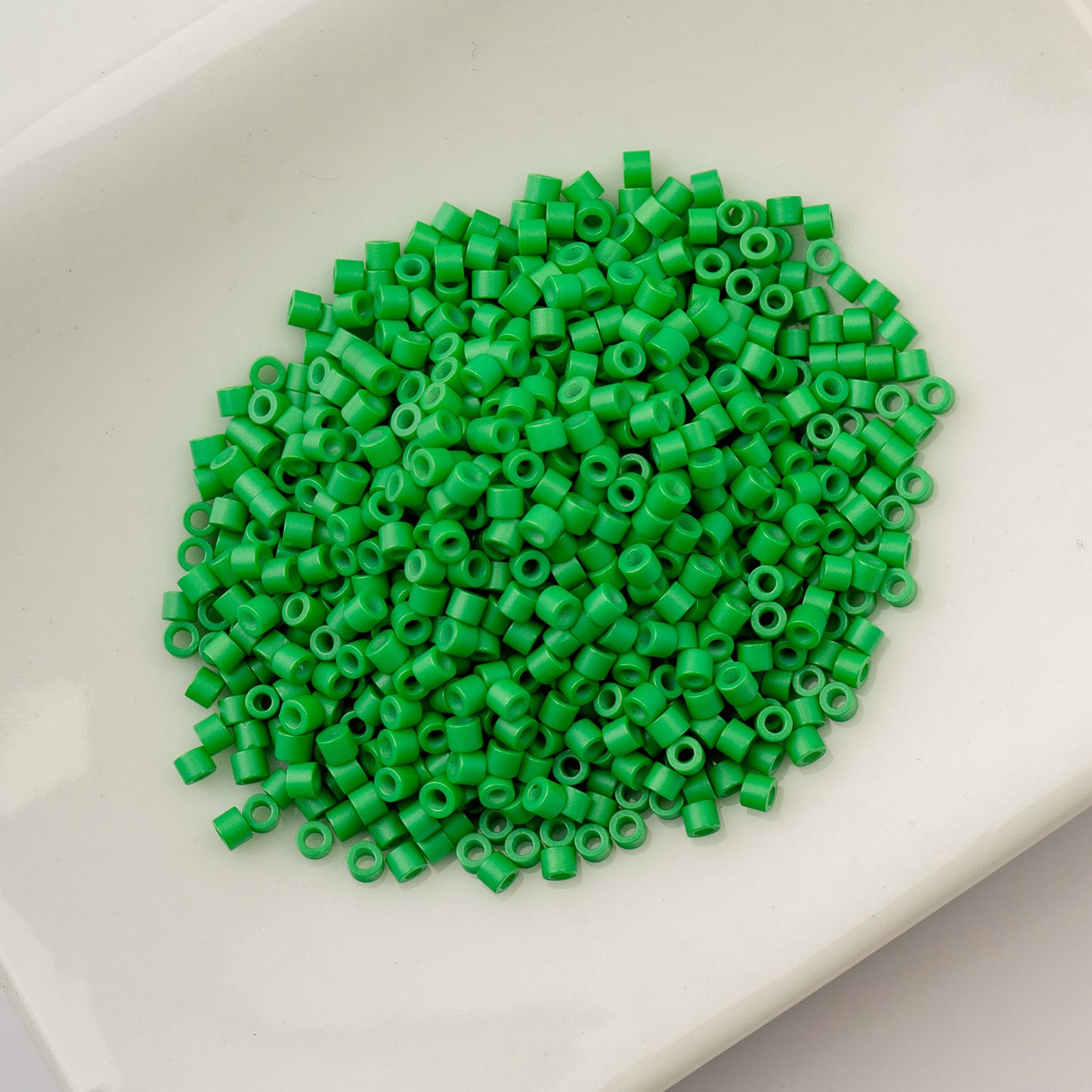 CYLIN BEAD 11/0 25G BAG GREEN KELLY